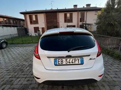 Usata Ford Fiesta 97 CV (71 kW) 2010 Bianco Berlina