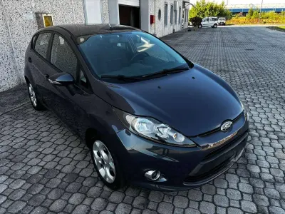 Usata Ford Fiesta Business Edition 97 CV (71 kW) 2012 Bicolor rosso bianco Berlina