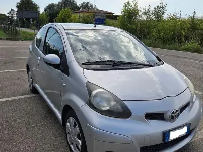 Usata Toyota Aygo 68 CV (50 kW) 2010 Grigio Utilitaria