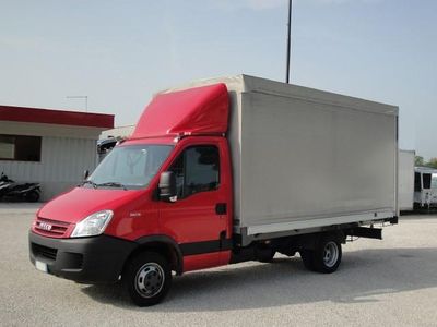 Usata Iveco 35.12 120 CV (88 kW) 2009 Rosso Furgone