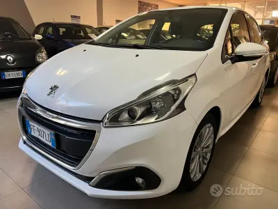 Usata Peugeot 208 Allure 82 CV (60 kW) 2016 Bianco Utilitaria