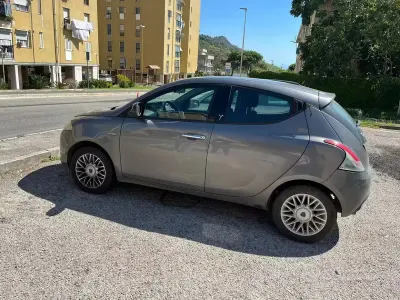 Usata Lancia Ypsilon 85 CV (62 kW) 2014 Grigio Utilitaria