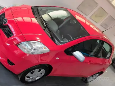 Usata Toyota Yaris Sol 69 CV (50 kW) 2007 Rosso Utilitaria