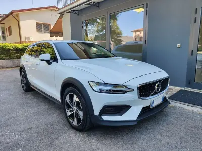 Begagnad Volvo V60 CC Business Edition 197 HK (144 kW) 2022 Vit Kombi