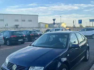Usata VW Bora 101 CV (74 kW) 2005 Bluazzurro Berlina
