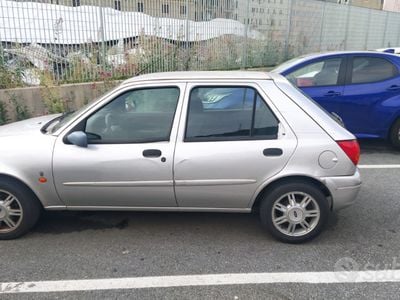 Usata Ford Fiesta 53 CV (38 kW) 2000 Grigio Utilitaria