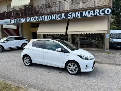 Usata Toyota Yaris Lounge 75 CV (55 kW) 2014 Bianco Utilitaria