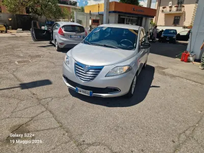 Usata Lancia Ypsilon Gold 69 CV (50 kW) 2015 Argento Utilitaria
