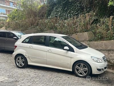 Usata Mercedes B200 140 CV (102 kW) 2010 Bianco Monovolume