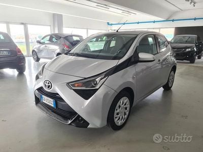 Usata Toyota Aygo Connect Style 72 CV (52 kW) 2020 Grigio Utilitaria