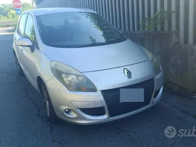 Usata Renault Scénic III 110 CV (80 kW) 2011 Grigio Monovolume
