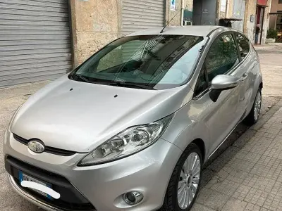 Usata Ford Fiesta Titanium 68 CV (50 kW) 2009 Grigio Berlina