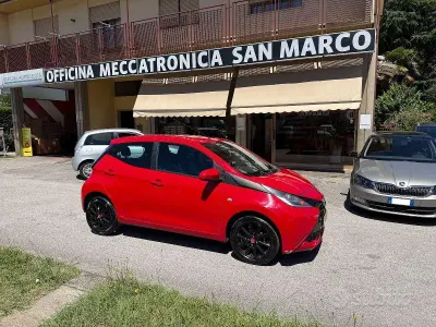 Usata Toyota Aygo X-play 69 CV (50 kW) 2017 Rosso Utilitaria