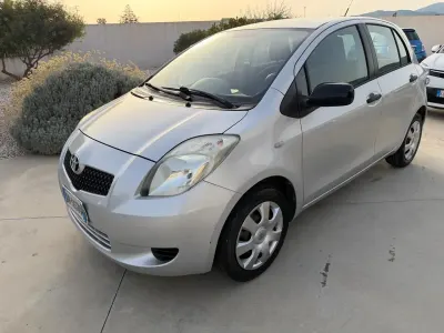 Usata Toyota Yaris 69 CV (50 kW) 2008 Argento Utilitaria