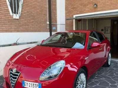 Usata Alfa Romeo Giulietta 105 CV (77 kW) 2015 Rosso Utilitaria