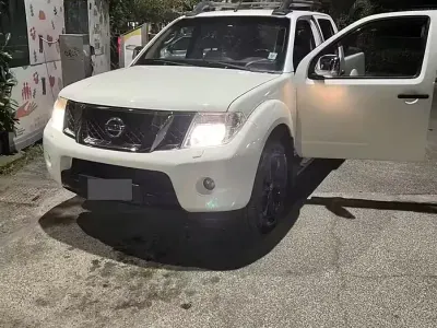 Gebraucht Nissan Navara 190 PS (139 kW) 2011 Weiß Pickup