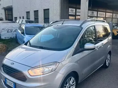 Usata Ford Tourneo Courier Titanium 101 CV (74 kW) 2015 Grigio Monovolume