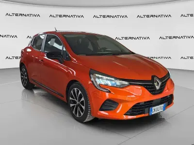Käytetty Renault Clio V Equilibre 101 HP (74 kW) 2023 Oranssi Sedan