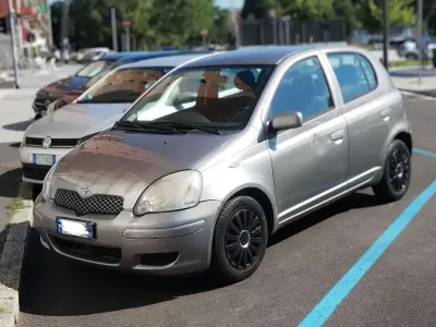 Usata Toyota Yaris Sol 87 CV (63 kW) 2004 Grigio Utilitaria