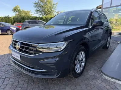 Usata VW Tiguan Life 150 CV (110 kW) 2023 Indium gray SUV