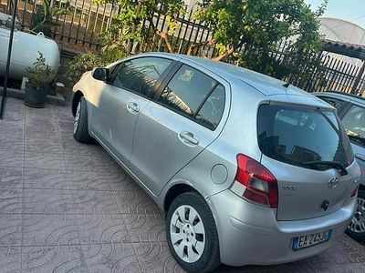 Begagnad Toyota Yaris 69 HK (50 kW) 2010 Grå Halvkombi