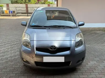 Usata Toyota Yaris Sol 69 CV (50 kW) 2011 Grigio Utilitaria