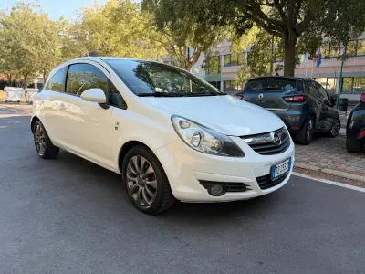 Usata Opel Corsa 75 CV (55 kW) 2010 Bianco Utilitaria