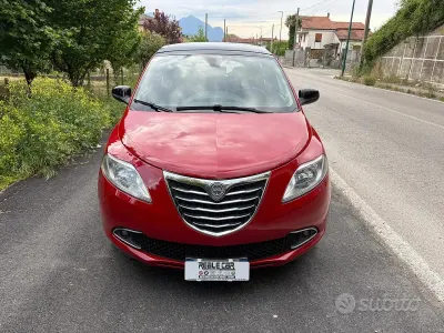 Usado Lancia Ypsilon Platinum 69 HP (50 kW) 2012 Vermelho Citadino