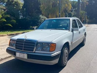 Usata Mercedes E200 122 CV (89 kW) 1991 Bianco Berlina