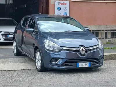 Begagnad Renault Clio IV 73 HK (53 kW) 2017 Grå Sedan