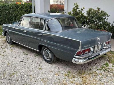 Usata Mercedes 220 120 CV (88 kW) 1987 Grigio Berlina