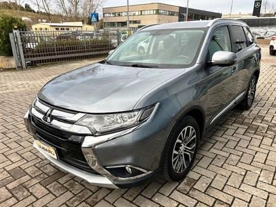 Usata Mitsubishi Outlander Instyle 150 CV (110 kW) 2015 Argento SUV