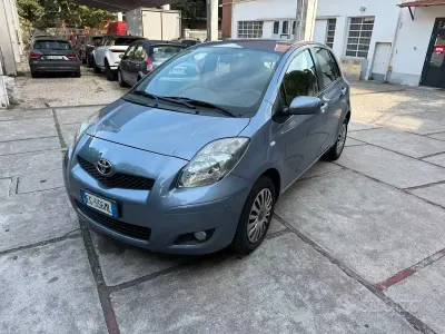 Usata Toyota Yaris Sol 100 CV (73 kW) 2011 Grigio Utilitaria