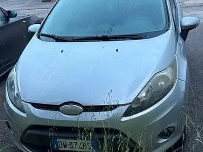Usado Ford Fiesta Titanium 68 HP (50 kW) 2009 Cinzento Sedan