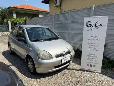 Usata Toyota Yaris Sol 68 CV (50 kW) 2001 Grigio Berlina