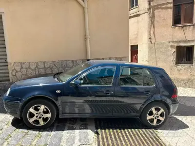 Usata VW Golf IV 101 CV (74 kW) 2002 Blu Berlina