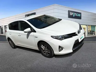 Begagnad Toyota Auris Hybrid Active 99 HK (72 kW) 2015 Vit Sedan