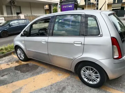 Usata Lancia Musa 90 CV (66 kW) 2008 Grigio Monovolume