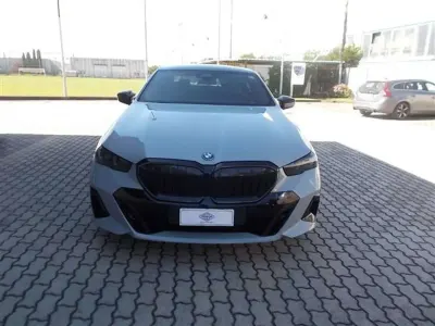 Usata BMW 550e M Sport 313 CV (230 kW) 2024 Brooklyn grey Berlina