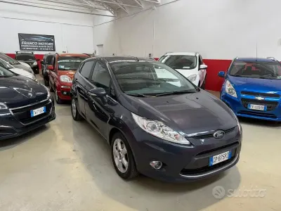 Usado Ford Fiesta Titanium 95 HP (69 kW) 2011 Cinzento Sedan