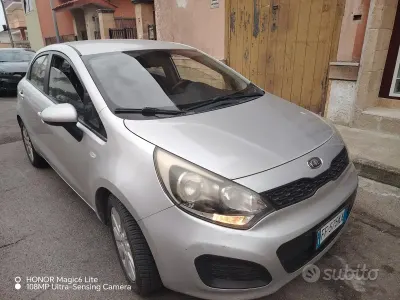 Usado Kia Rio 2012 Gris Berlina