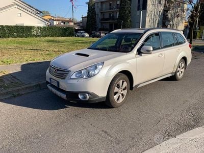 Usado Subaru Outback 150 CV (110 kW) 2012 Blanco Familiar