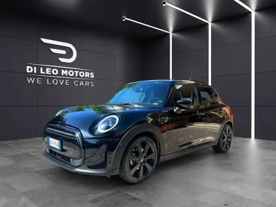 Usata Mini ONE Classic 75 CV (55 kW) 2021 Midnight black Utilitaria