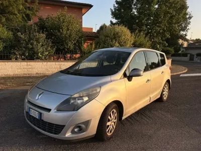 Usata Renault Scénic III 110 CV (80 kW) 2011 Grigio Monovolume