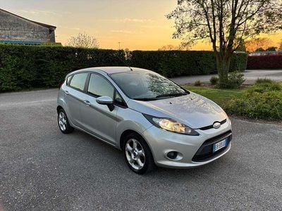 Second-hand Ford Fiesta Titanium 68 CP (50 kW) 2010 Argintiu Hatchback