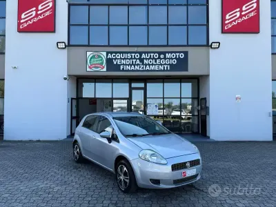 Usata Fiat Grande Punto 77 CV (56 kW) 2009 Grigio Utilitaria