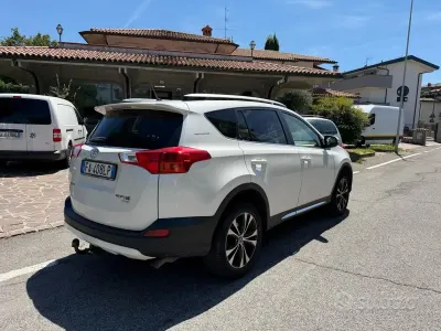 Usata Toyota RAV4 Lounge 150 CV (110 kW) 2015 Bianco SUV