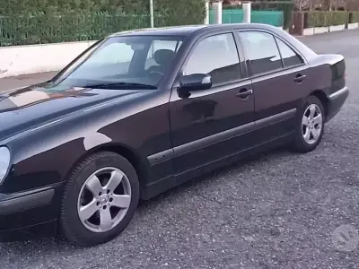 Usata Mercedes E240 136 CV (100 kW) 2002 Nero Berlina