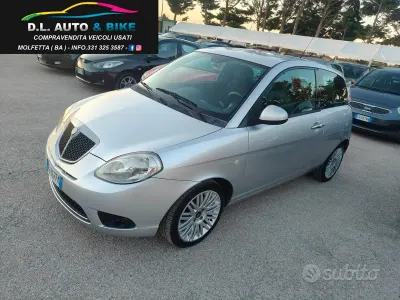 Usado Lancia Ypsilon 69 CV (50 kW) 2010 Gris Utilitario