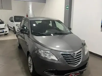 Usado Lancia Ypsilon Gold 69 HP (50 kW) 2015 Cinzento Citadino
